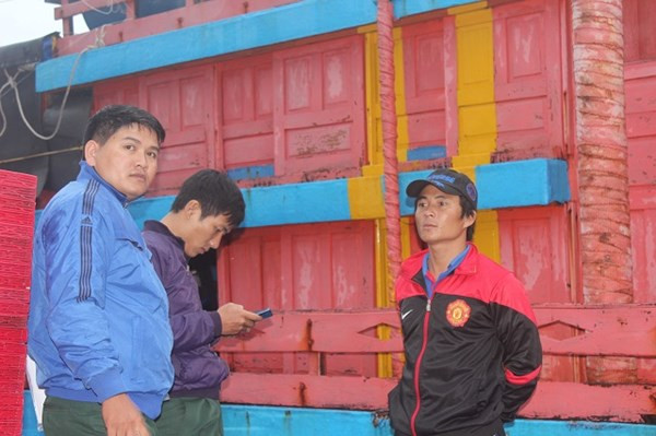 Anh Biên (đội mũ phớt) trình bày sự việc với các chiến sỹ bộ đội biên phòng- Ảnh: Lê Đình Dũng.