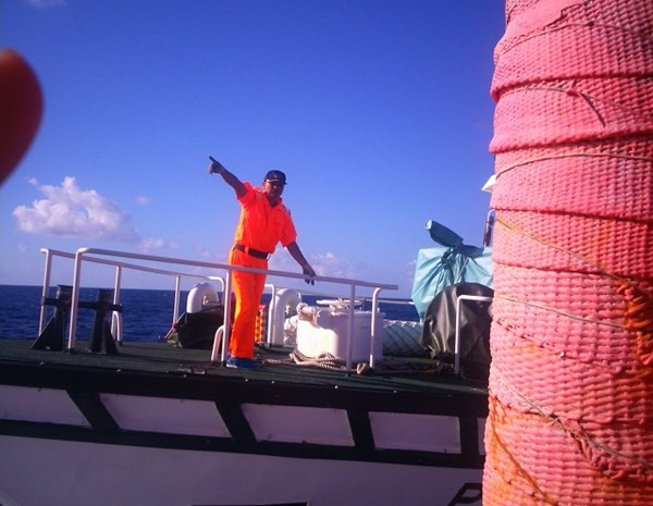 Người trên tàu Đài Loan chỉ về phía ngư dân Quảng Ngãi- Ảnh do ngư dân chụp lại.