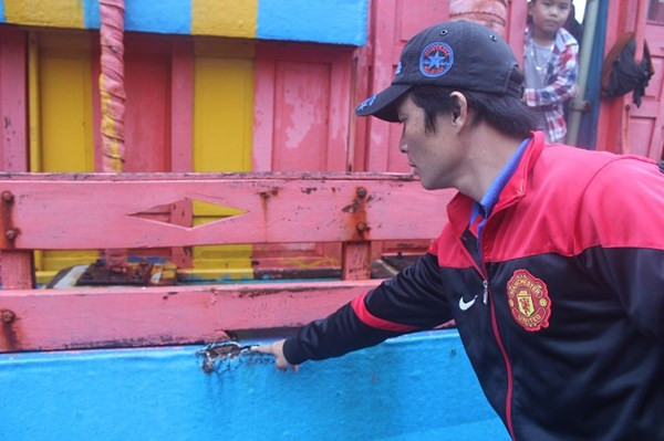 Vết đâm do tàu Đài Loan gây ra- Ảnh: Lê Đình Dũng.