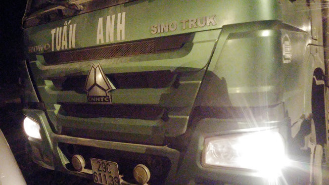 Đoàn xe quá tải “nằm vạ”, chủ dọa đốt xe nếu bị cưỡng chế ảnh 1