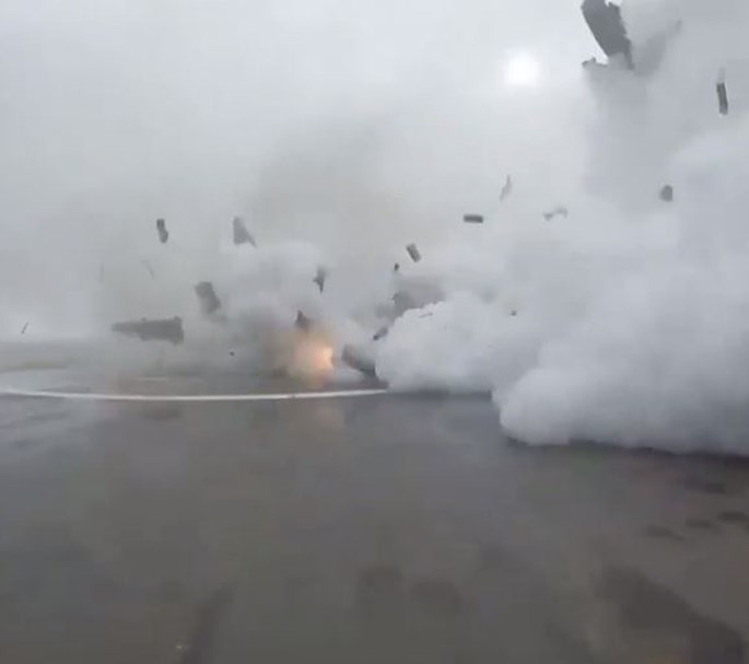 Clip tên lửa đẩy Falcon-9 đáp xuống dàn phóng ở biển thất bại ảnh 5