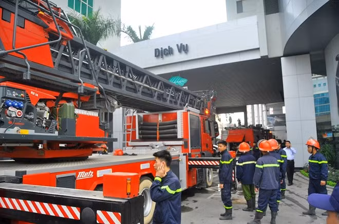Cháy tòa nhà Toyota Mỹ Đình, hàng trăm người tháo chạy