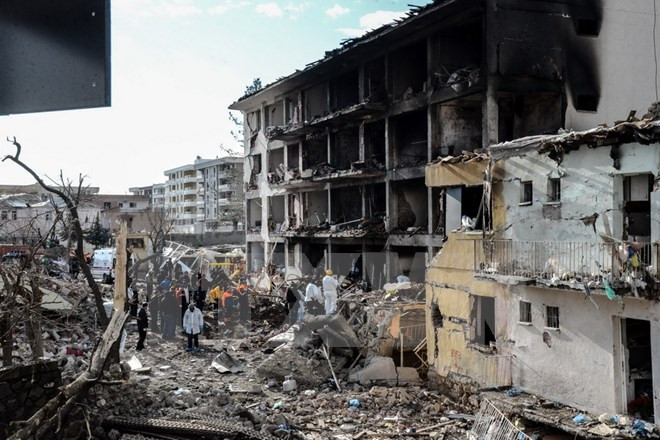 Cảnh sát Thổ Nhĩ Kỳ điều tra tại hiện trường vụ vụ đánh bom mới. (Ảnh: AFP/TTXVN)