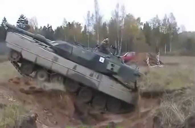 Clip choáng ngợp xe tăng Đức dùng tốc độ vượt hào chống chiến xa ảnh 1 Clip choáng ngợp xe tăng Đức dùng tốc độ vượt hào chống chiến xa ảnh 1