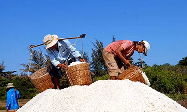Người dân nặng gánh - Ảnh: Trung Kiên - Dân Trí