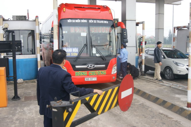 Nhân viên trạm thu phí phải rời cabin ra ngoàiđể bán vé cho các phương tiện qua trạm