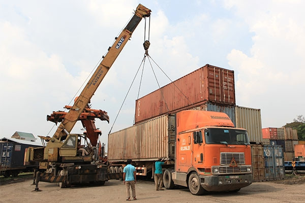 Đường sắt chủ yếu đảm nhận vận tải hàng hóa đường dài, trung bình với khối lượng lớn (Bốc dỡ hàng tại ga Sóng Thần) - Ảnh: Ngô Vinh