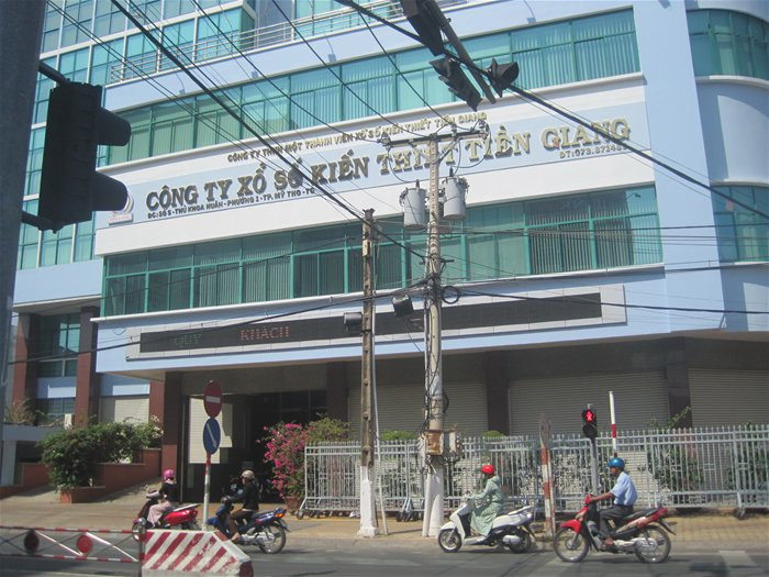 Chính quyền tỉnh Tiền Giang cho rằng thu nhập của “sếp” Xổ số Tiền Giang 700 triệu đồng/năm là bình thường. Trong ảnh là tòa nhà Công ty TNHH MTV Xổ số Tiền Giang - Ảnh: Trung Chánh