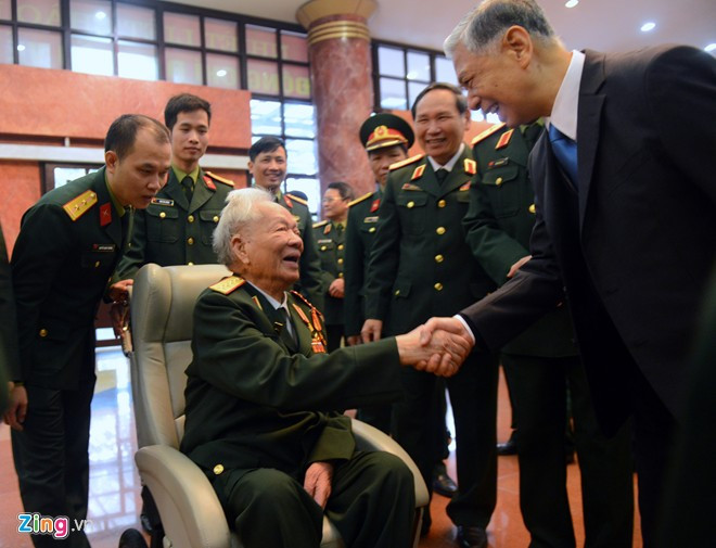 Đại tướng Lê Đức Anh (nguyên Chủ tịch nước, nguyên Bộ trưởng Quốc phòng) dù đã 96 tuổi nhưng vẫn rất minh mẫn tới dự cuộc gặp mặt. Trong ảnh, ông đang bắt tay trung tướng Đặng Quân Thụy (nguyên Tư lệnh Quân khu II, nguyên Phó chủ tịch Quốc hội). Ảnh:Anh Tuấn. Đại tướng Ngô Xuân Lịch: 'Không để rơi vào bẫy của nước lớn'