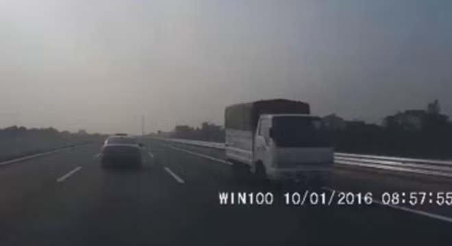 Clip xe tải phóng ngược chiều trên cao tốc 120 km/h Hà Nội - Hải Phòng