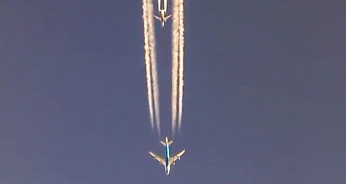 Clip hiếm gặp, ba máy bay Boeing đua tốc độ... trên trời ảnh 1