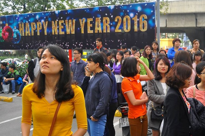 Hàng trăm người chạy thoát thân khi còi báo động vang lên. Ảnh:Hoàn Nguyễn