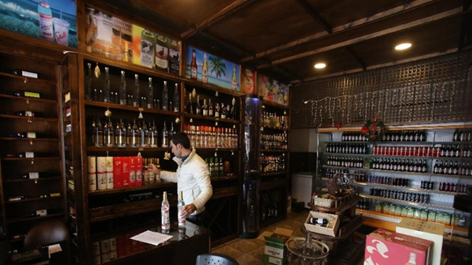 Những chai rượu vodka Nga đang thay thế các loại rượu whisky và arak ở khu vực Latakia, Syria - Ảnh: AFP