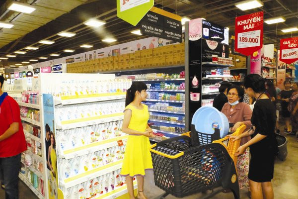 Nếu muốn bảo vệ người tiêu dùng, thay vì hạn chế số lượng doanh nghiệp, Nhà nước nên yêu cầu các doanh nghiệp cung cấp thông tin đầy đủ và chính xác về hàng hóa dịch vụ của mình. Ảnh: HÙNG LÊ