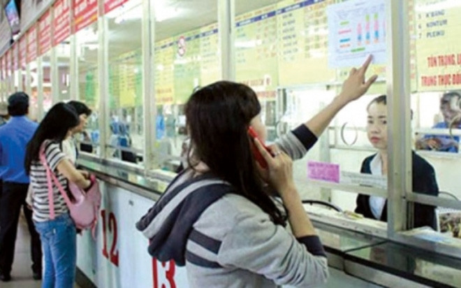 Nhiều hãng xe ở Bến xe Miền Đông dán thông báo hết vé vào những ngày cao điểm Tết