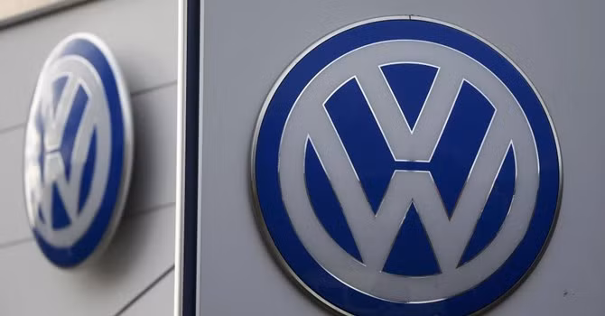 Logo của hãng xe Đức Volkswagen. Ảnh REUTERS/Wolfgang Rattay