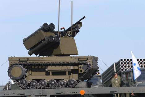 Người em Platform-M kích thước nhỏ hơn nhưng năng lực chiến đấu không hề kém cạnh Wolf-2.