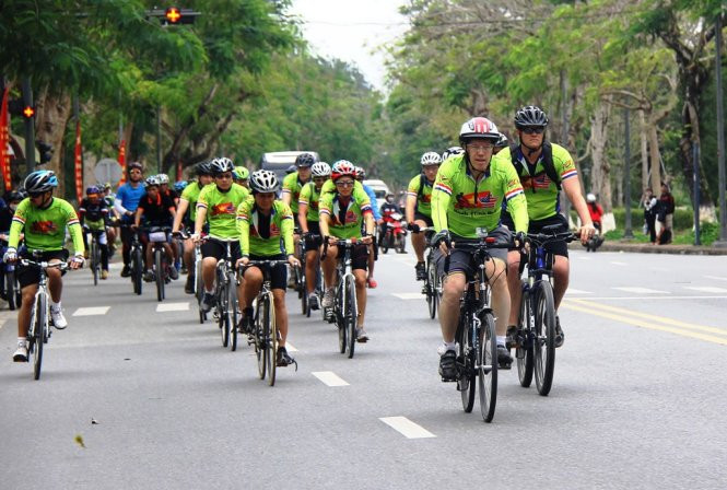Đại sứ Hoa Kỳ đang đạp xe trên đường Lê Duẩn, TP Huế - Ảnh: Nguyên Linh.