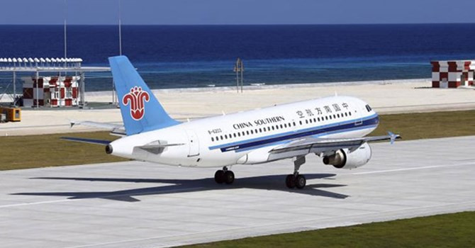 Máy bay Trung Quốc đáp xuống đá Chữ Thập ngày 6.1 - Ảnh: Chinanews.com