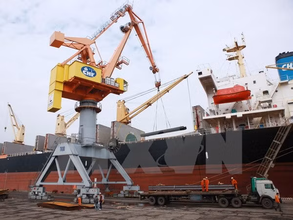 Bốc xếp hàng hóa tại Cảng Hải Phòng. (Ảnh: Lâm Khánh/TTXVN)