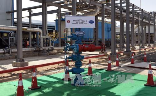 Giếng dầu Mangla số 1 tại nhà máy khai thác dầu khí Cairn tại Rajasthan, Ấn Độ. Ảnh: AFP/TTXVN