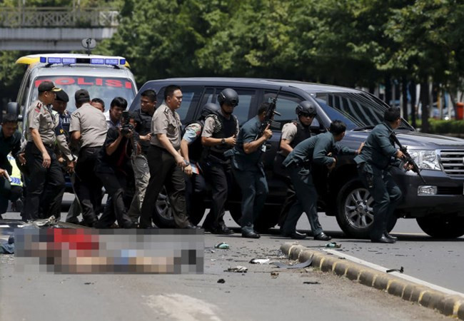 IS tấn công khủng bố Jakarta, giảm biên chế nghìn người, lính Mỹ sẽ “ở” lại Philippines, Vinalines “được” bán đất trả nợ