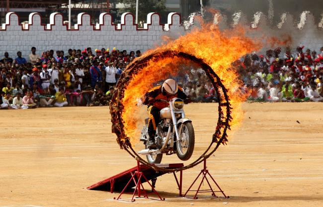 Các nghệ sĩ tham gia biểu diễn trong trang phục sặc sỡ.