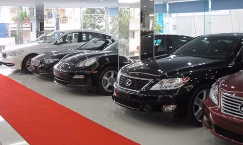 Từ cuối năm ngoái, anh Thịnh (Bắc Từ Liêm, Hà Nội) có nhu cầu mua một chiếc Mercedes GLE 400 4Matic. Nhưng khi biết đầu năm nay, một số sắc thuế nhập khẩu ôtô nguyên chiếc về Việt Nam sẽ giảm đáng kể nên đầu tuần này, anh quyết định đặt xe. Tuy nhiên, trá