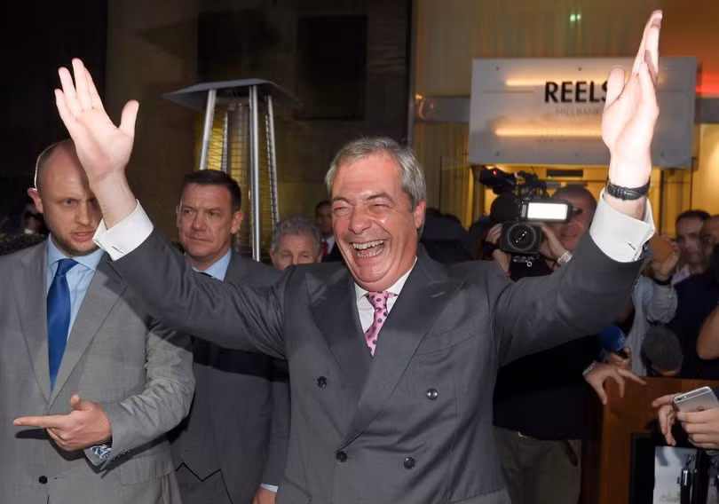 Ông Nigel Farage sau khi xem qua kết quả bỏ phiếu bầu sơ bộ.