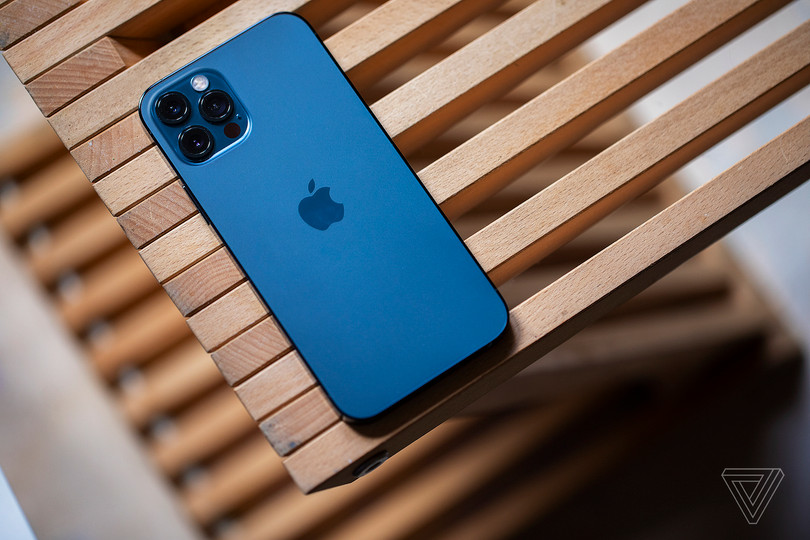 iPhone 12 Pro đem đến cho người dùng thiết kế mới (Ảnh: The Verge) iPhone 12 Pro đem đến cho người dùng thiết kế mới (Ảnh: The Verge)