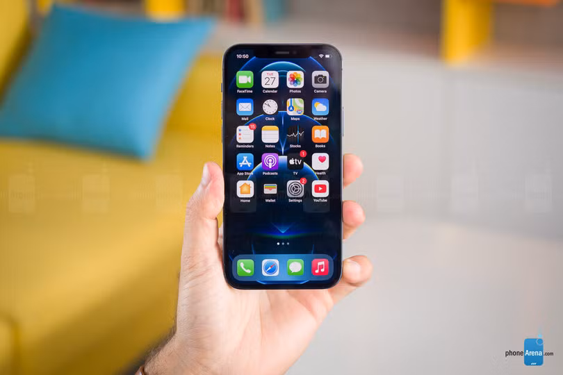 iPhone 12 Pro sở hữu màn hình sắc nét (Ảnh: Phone Arena)