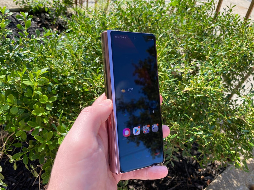 Tỉ lệ màn hình dài giúp người dùng có thể dễ dàng để Galaxy Z Fold 2 trong túi quần (Ảnh: Business Insider) Tỉ lệ màn hình dài giúp người dùng có thể dễ dàng để Galaxy Z Fold 2 trong túi quần (Ảnh: Business Insider)