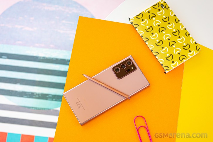 Mặt lưng nhám của máy khá trơn (Ảnh: GSM Arena) Mặt lưng nhám của máy khá trơn (Ảnh: GSM Arena)