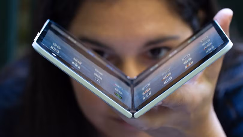 Surface Duo sở hữu phần bản lề chắc chắn (Ảnh: The Verge)