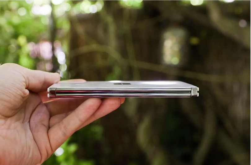 Surface Due rất mỏng và nhẹ (Ảnh: CNET) Surface Due rất mỏng và nhẹ (Ảnh: CNET)