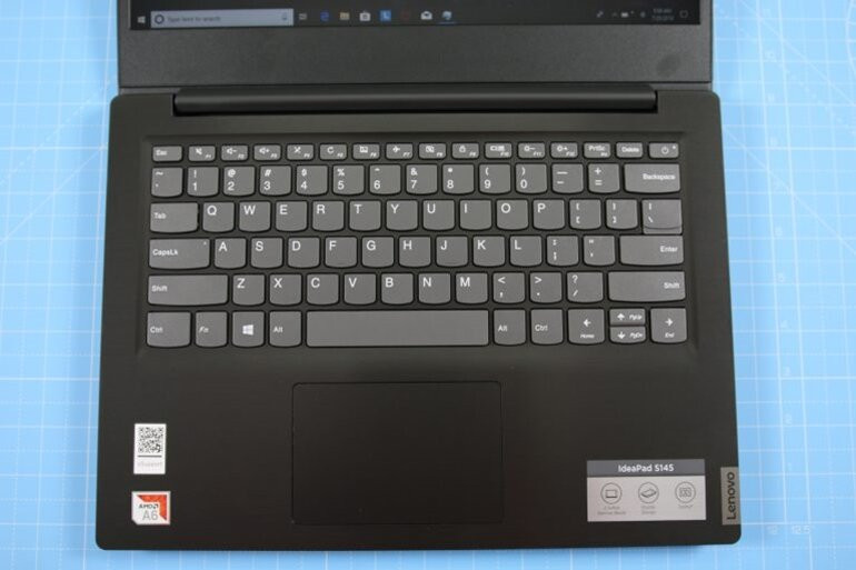 Phần bàn phím và touch pad của Lenovo IdeaPad S145 (Ảnh: Notebook Check) Phần bàn phím và touch pad của Lenovo IdeaPad S145 (Ảnh: Notebook Check)