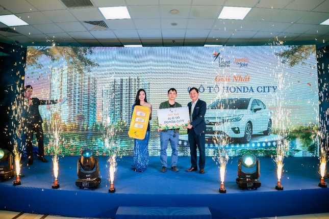 Lá thăm trúng thưởng xe ô tô Honda City đã gọi tên anh Bùi Thanh Tùng – Chủ nhân căn hộ tại tòa G4.