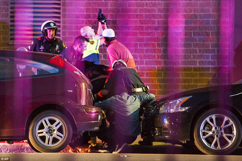 Cảnh sát Dallas đấu súng với nhóm bắn tỉa