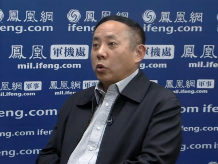 Vương Vân Phi, chuyên gia tác chiến và trang bị hải quân Trung Quốc, từng làm việc nhiều năm ở Bộ Tổng tham mưu, cơ quan tác chiến hải quân, Quân đội Trung Quốc; từng là chỉ huy phó tàu khu trục, nhiều lần tham gia hoạt động tuần tra bất hợp pháp ở Biển Đ