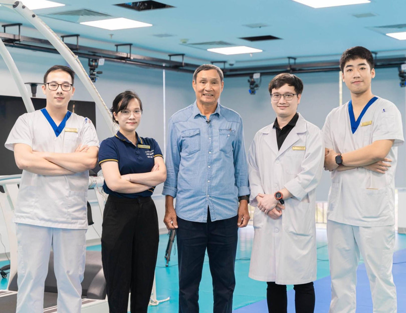 Anh 3- HLV Mai Đức Chung cùng ê-kíp Phòng Phân tích vận động cho Y học thể thao.jpg