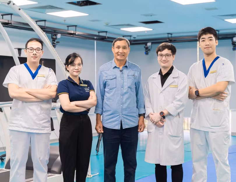 Anh 3- HLV Mai Đức Chung cùng ê-kíp Phòng Phân tích vận động cho Y học thể thao.jpg