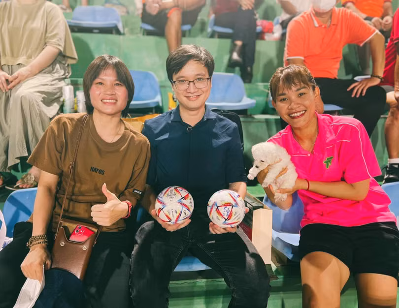 Anh 5 - Thái Thị Thảo và Chương Thị Kiều gửi lời cảm ơn tới bác sĩ điều trị trước khi tham dự World Cup.jpg