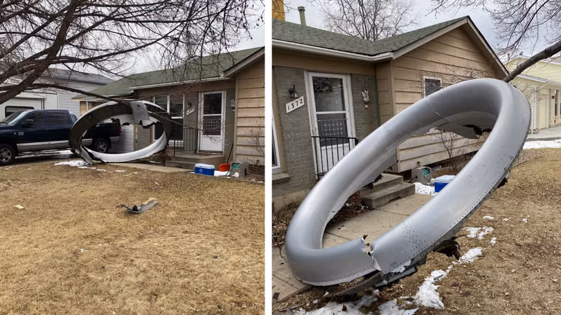 Những mảnh vỡ của động cơ máy bay rơi rải rác tại bang Colorado, Mỹ (Ảnh: Gizmodo)