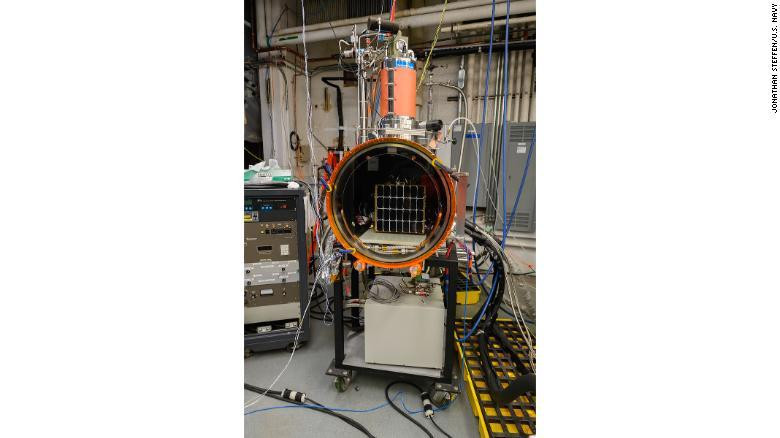 PARM nằm bên trong buồng chân không nhiệt trong quá trình thử nghiệm tại Phòng thí nghiệm Nghiên cứu Hải quân Hoa Kỳ ở Washington, DC (Ảnh: CNN)