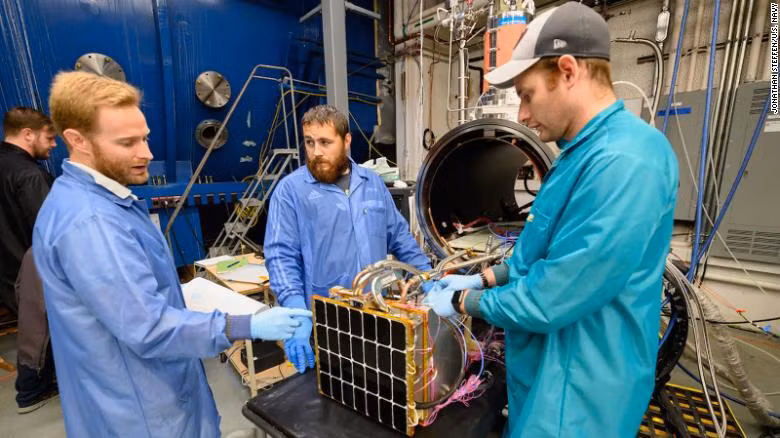 Chris Depuma (trái) đang đưa ra các hướng dẫn trên PARM (Ảnh: CNN)