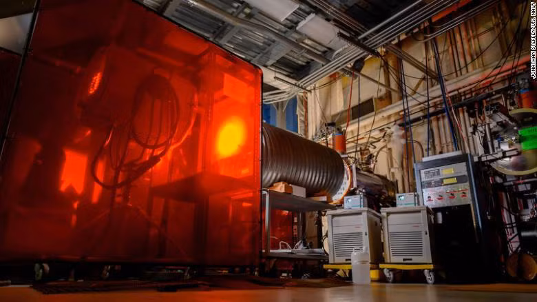 Buồng chân không nhiệt cho phép PRAM được thử nghiệm trong các điều kiện giống như ngoài không gian (Ảnh: CNN)