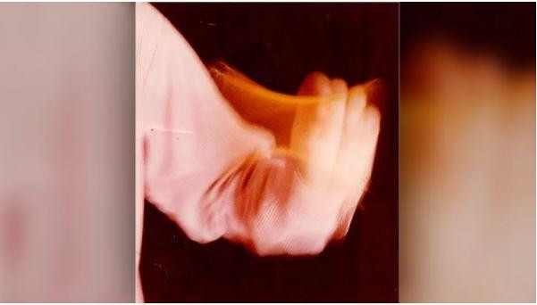 Một bức ảnh phơi sáng cho thấy ảo ảnh bút chì cao su đang hoạt động (Ảnh: Live Science)