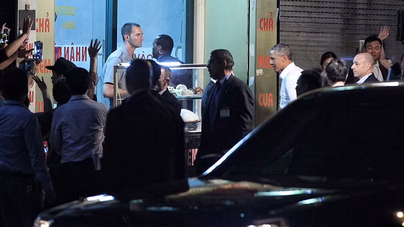 Tổng thống Mỹ đi ăn bún chả trong chuyến thăm Hà Nội.