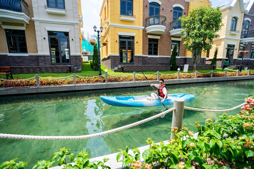 Nam ca sĩ chèo thuyền kayak xuôi dòng kênh lagoon. Ảnh: Novaland