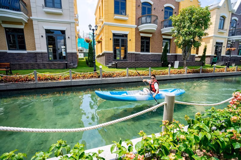 Nam ca sĩ chèo thuyền kayak xuôi dòng kênh lagoon. Ảnh: Novaland